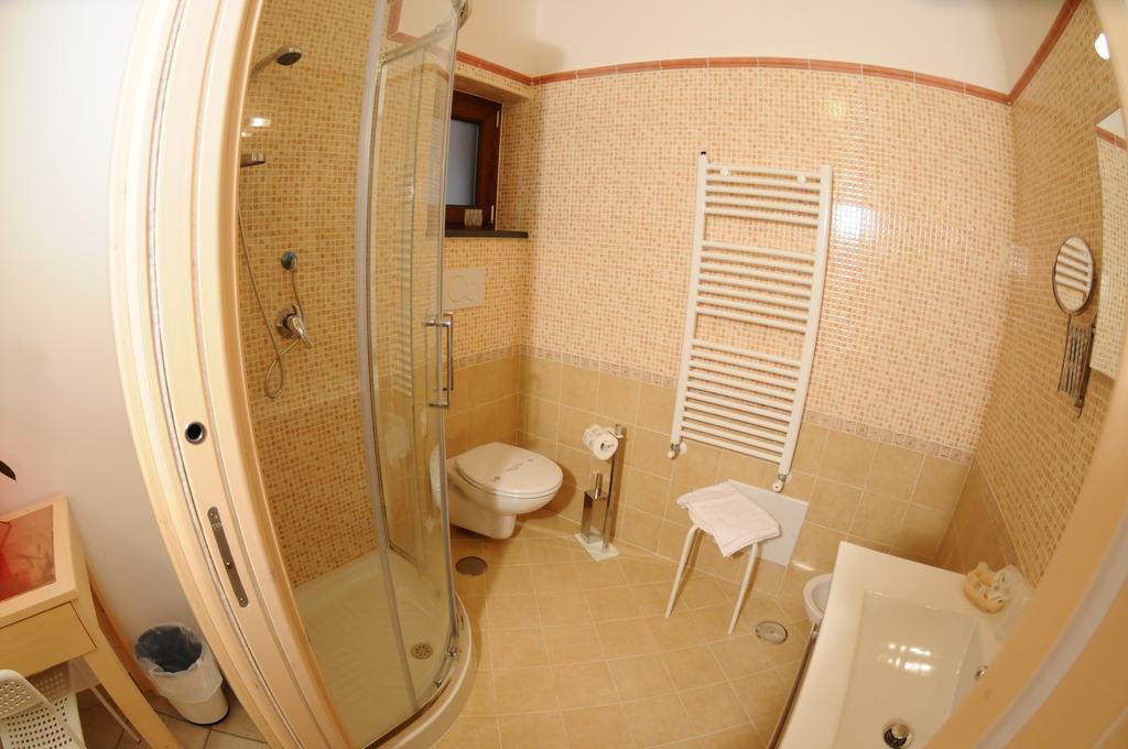 Bed and Breakfast A 2 Passi Dagli Dei Аджерола Номер фото